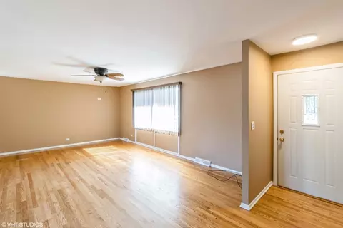 Living - 712 E Baldwin Rd, Palatine, IL 60074 photo 1 of 4