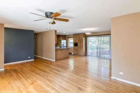 Living - 712 E Baldwin Rd, Palatine, IL 60074 photo 2 of 4