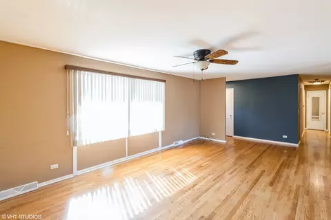 Living - 712 E Baldwin Rd, Palatine, IL 60074 photo 3 of 4