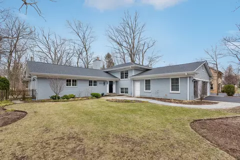 233 E Witchwood Ln, Lake Bluff, IL 60044