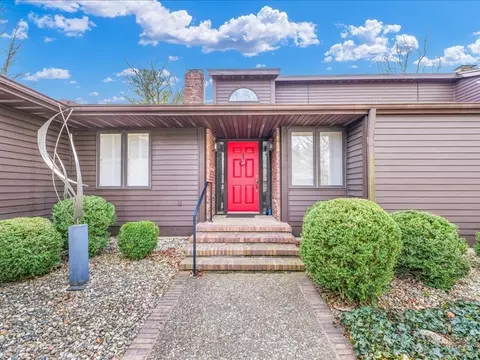 105 W Whitehall Ct, Urbana, IL 61801