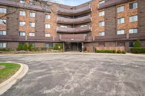 850 Wellington Ave #405, Elk Grove Village, IL 60007