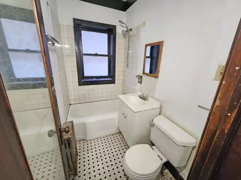 Bath - 2660 E 92nd St, Chicago, IL 60617 photo 2 of 3