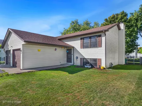 644 Swan Dr, Grayslake, IL 60030