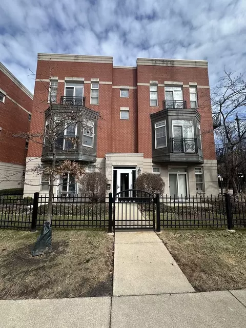 802 W University Ln #3B, Chicago, IL 60608