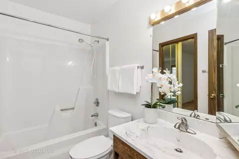 Bath - 726 Drury Ct, Gurnee, IL 60031 photo 3 of 3