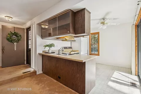 Kitchen - 726 Drury Ct, Gurnee, IL 60031 photo 2 of 2