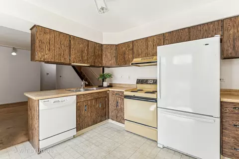 Kitchen - 726 Drury Ct, Gurnee, IL 60031 photo 1 of 2
