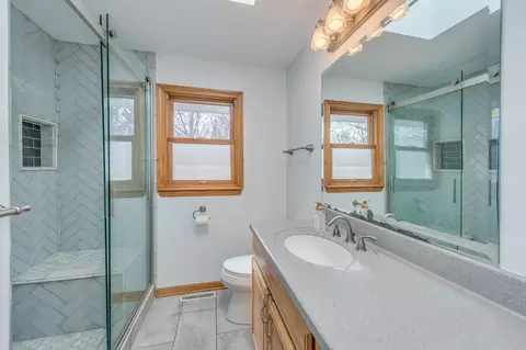 Bath - 975 Oakdale Dr, Elgin, IL 60123 photo 2 of 2