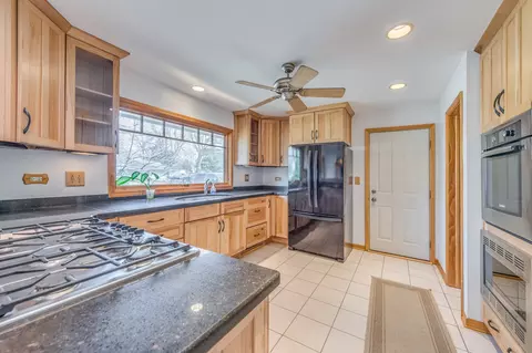 Kitchen - 975 Oakdale Dr, Elgin, IL 60123 photo 2 of 3