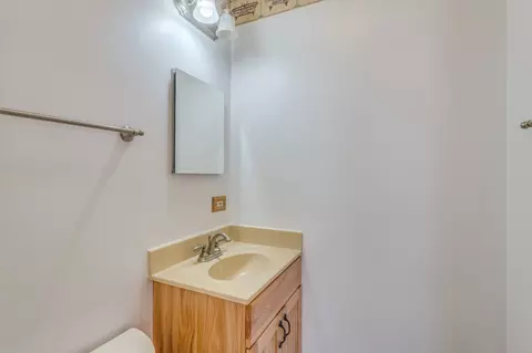Bath - 975 Oakdale Dr, Elgin, IL 60123 photo 1 of 2