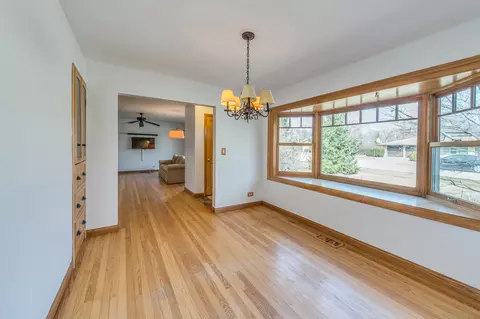 Living - 975 Oakdale Dr, Elgin, IL 60123 photo 1 of 3