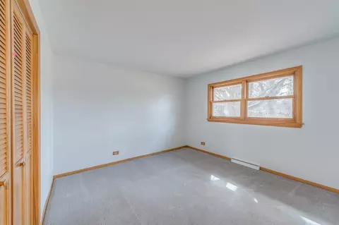 Bedroom - 975 Oakdale Dr, Elgin, IL 60123 photo 1 of 3