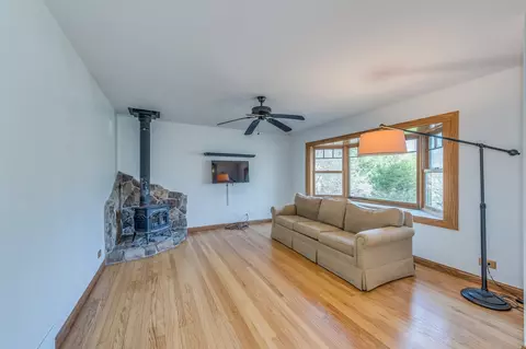 Living - 975 Oakdale Dr, Elgin, IL 60123 photo 2 of 3