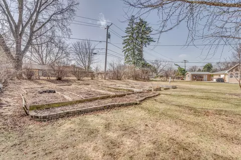 Exterior - 975 Oakdale Dr, Elgin, IL 60123 photo 3 of 4