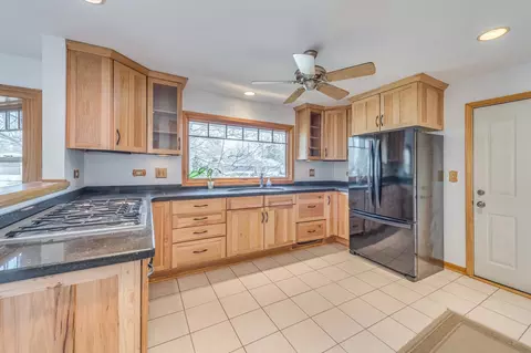 Kitchen - 975 Oakdale Dr, Elgin, IL 60123 photo 1 of 3