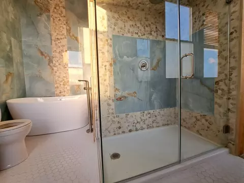 Bath - 618 Congdon Ave, Elgin, IL 60120 photo 3 of 11
