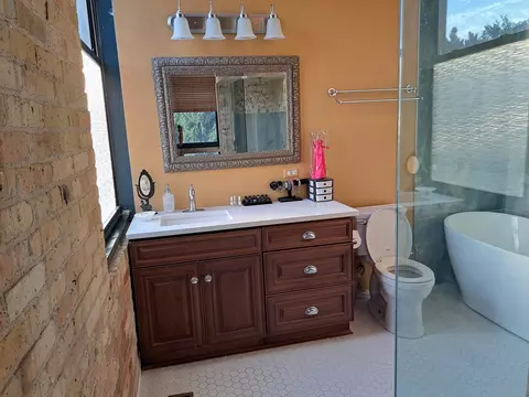 Bath - 618 Congdon Ave, Elgin, IL 60120 photo 8 of 11