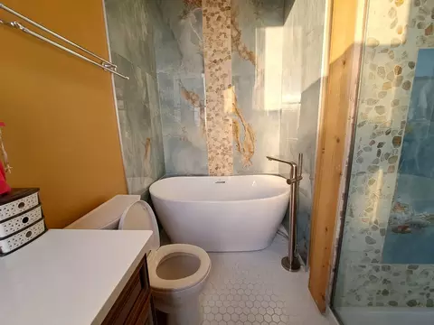 Bath - 618 Congdon Ave, Elgin, IL 60120 photo 4 of 11