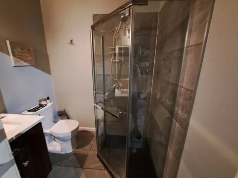 Bath - 618 Congdon Ave, Elgin, IL 60120 photo 1 of 11