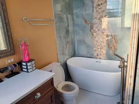 Bath - 618 Congdon Ave, Elgin, IL 60120 photo 7 of 11