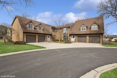 34 Queens Ct #34, Westchester, IL 60154