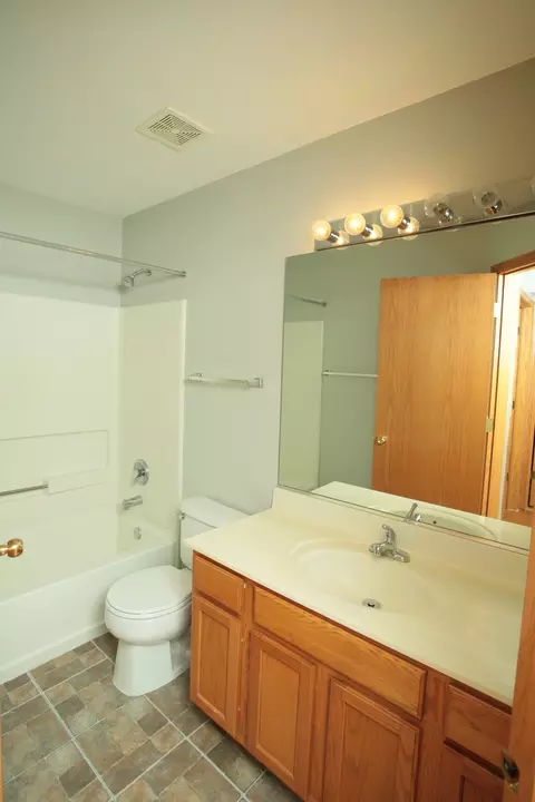 Bath - 1145 Delta Ct #1145, Elgin, IL 60123 photo 2 of 2