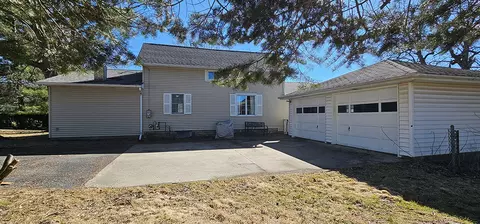 10211 Main St, Fenton, IL 61251