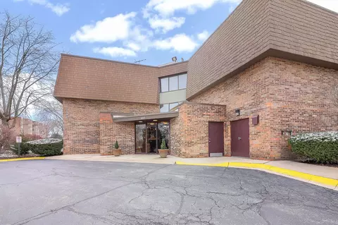 907 S Williams St #114, Westmont, IL 60559