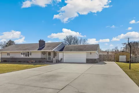 5207 Spruce St, Sterling, IL 61081