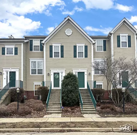 2426 Courtyard Cir #4, Aurora, IL 60506