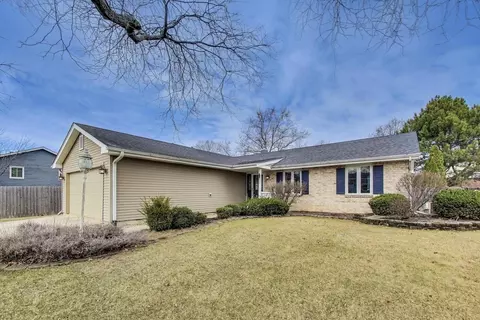 Exterior - 545 Tennyson Dr, Wheaton, IL 60189 photo 3 of 8