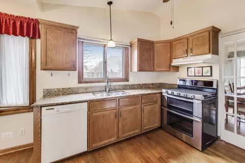 Kitchen - 545 Tennyson Dr, Wheaton, IL 60189 photo 2 of 3