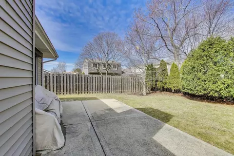 Exterior - 545 Tennyson Dr, Wheaton, IL 60189 photo 6 of 8