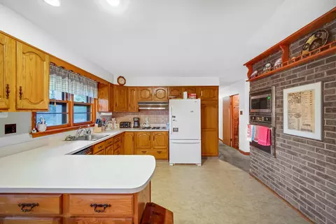 Kitchen - 17830 Clyde Ave, Lansing, IL 60438 photo 2 of 4