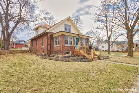201 1st St, Crystal Lake, IL 60014