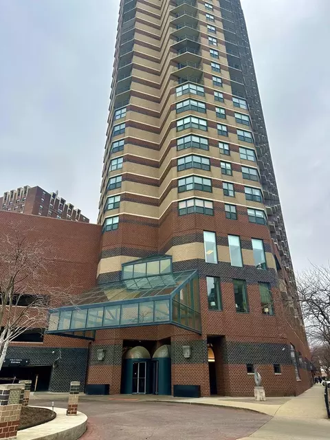 3660 N Lake Shore Dr #2105, Chicago, IL 60613