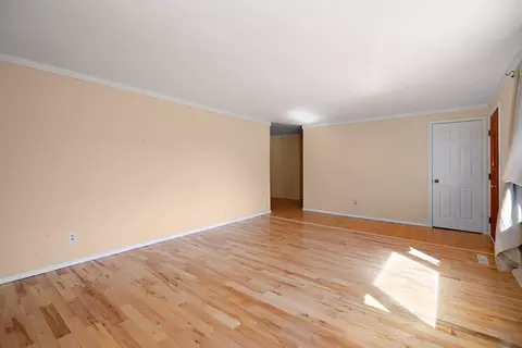 Living - 1415 N Erickson Dr, Kankakee, IL 60901 photo 2 of 5