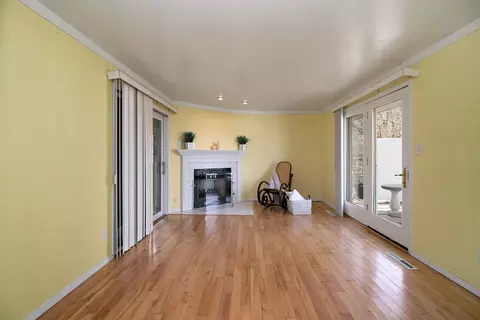 Living - 1415 N Erickson Dr, Kankakee, IL 60901 photo 4 of 5