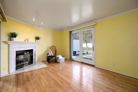 Living - 1415 N Erickson Dr, Kankakee, IL 60901 photo 5 of 5