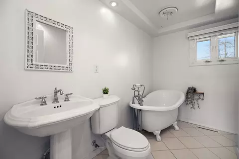 Bath - 1415 N Erickson Dr, Kankakee, IL 60901 photo 2 of 2