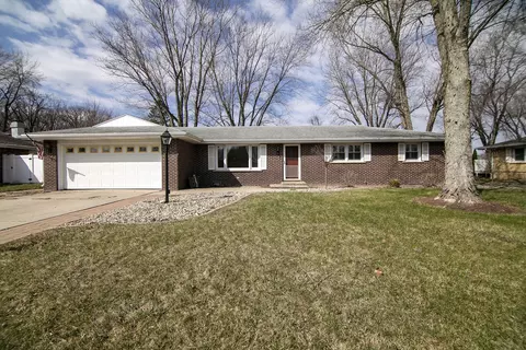 1415 N Erickson Dr, Kankakee, IL 60901