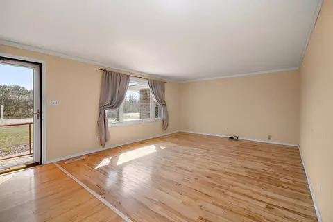 Living - 1415 N Erickson Dr, Kankakee, IL 60901 photo 3 of 5