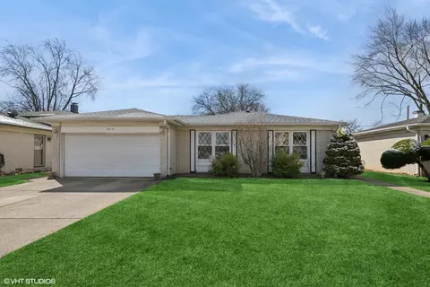 1715 W Pheasant Trl, Mount Prospect, IL 60056