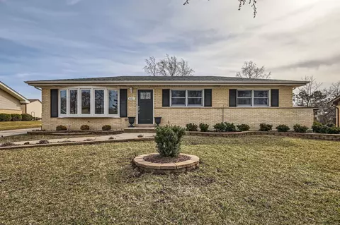 611 Merlin Dr, Schaumburg, IL 60193