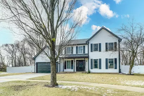 445 Lakeview Dr, Aurora, IL 60506