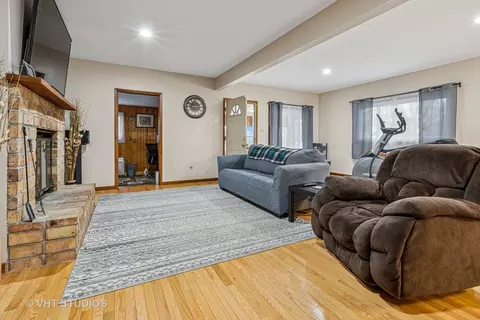 Living - 100 2nd Ave, Montgomery, IL 60538 photo 1 of 1