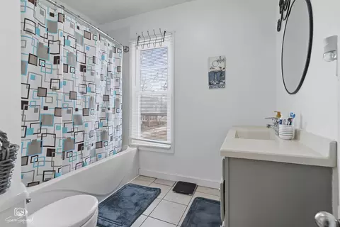 Bath - 817 Maple Ave, Belvidere, IL 61008 photo 2 of 2