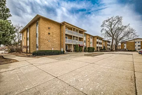 920 Beau Dr #108, Des Plaines, IL 60016