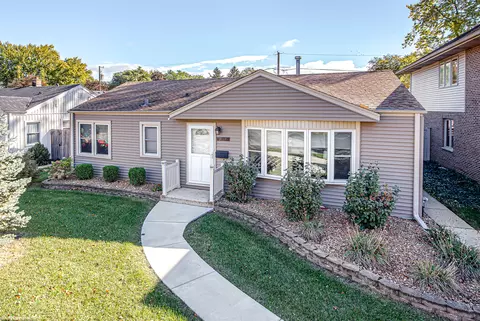 9717 S 52nd Ave, Oak Lawn, IL 60453
